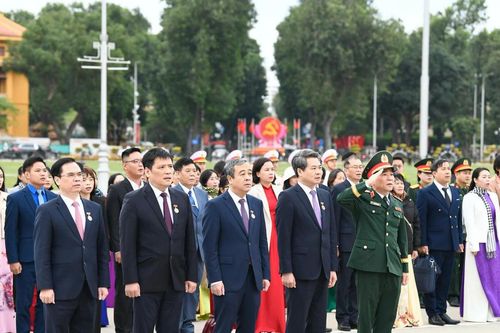 Đại biểu điển hình toàn quốc học tập và làm theo tư tưởng, đạo đức, phong cách Hồ Chí Minh báo công dâng Bác