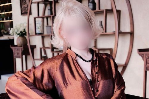 'Áo dài' phanh cúc, lộ ren gây tranh cãi: Ranh giới cách tân ở đâu?