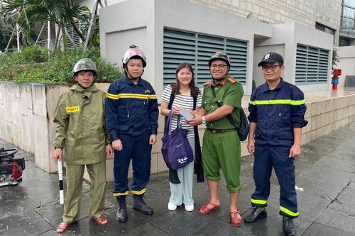 Lật nắp cống tìm điện thoại cho du khách Trung Quốc tại Đà Nẵng