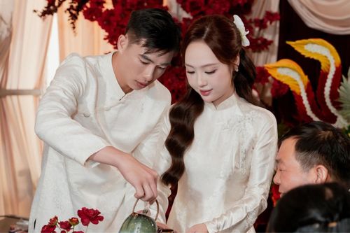 Thủ môn U23 Việt Nam sắp cưới 'chị đẹp' thạc sĩ hơn 3 tuổi