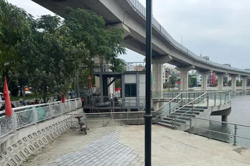 Làm rõ phản ánh đường đi bộ hồ Đống Đa bị đục nham nhở khi vừa được chỉnh trang