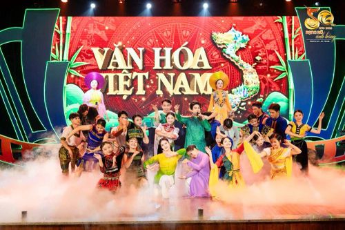 Sinh viên Văn hóa tổ chức sự kiện '50 năm - Rạng rỡ ánh hồng'