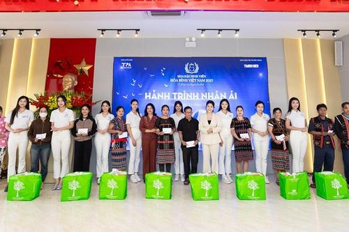 Thí sinh Hoa hậu Sinh viên Hòa bình Việt Nam trao hơn 300 phần quà cho hộ nghèo tại Đà Nẵng