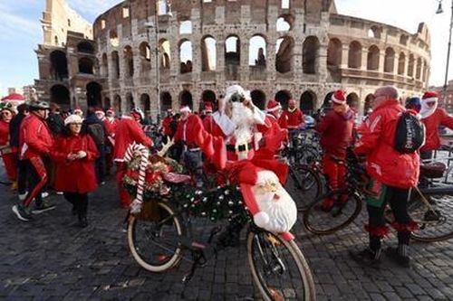 Những ông già Noel đạp xe vì cộng đồng tại Italia