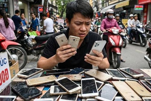 Ham rẻ mua điện thoại cũ trên mạng: Coi chừng 'tiền mất tật mang' nếu thiếu 3 kỹ năng này