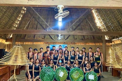 Gia Lai: Thanh niên làng Kon Sơ Lăl giữ lửa cồng chiêng