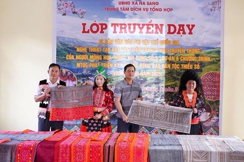 Người Mông hoa ở Na Sang giữ nghề tạo hoa văn trên vải truyền thống