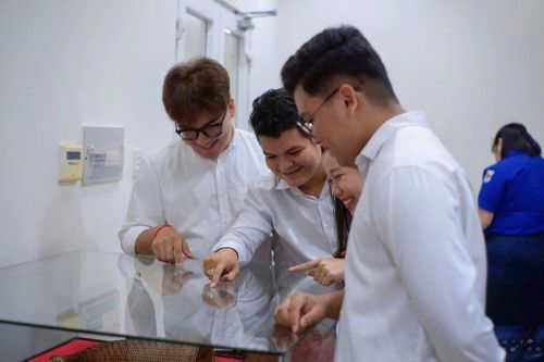 Vượt rào cản ngôn ngữ, lưu học sinh khẳng định mình