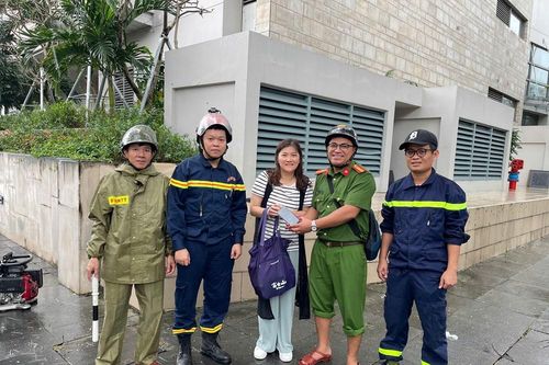 Nữ du khách Hồng Kông (Trung Quốc) xúc động khi được Công an Đà Nẵng giúp đỡ