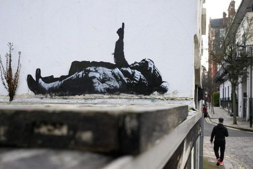 Bức tranh tường kỳ lạ của Banksy 'sưởi ấm' mùa Giáng sinh