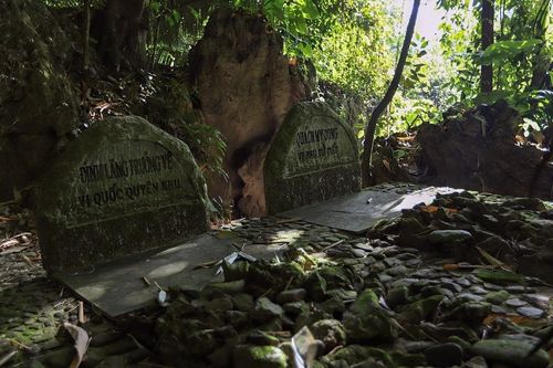 'Đồi thông hai mộ' – Biểu tượng tình yêu của không gian văn hóa Mường