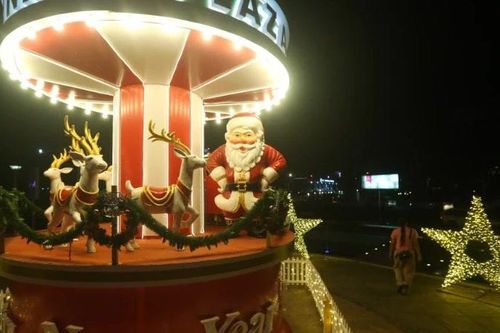 Không khí Giáng sinh và năm mới rộn ràng khắp thế giới