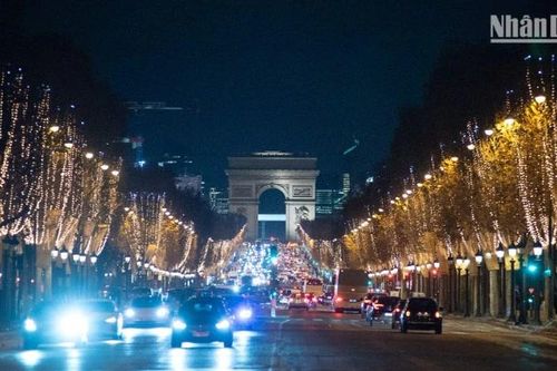 Paris rộn ràng và rực rỡ mùa Giáng sinh