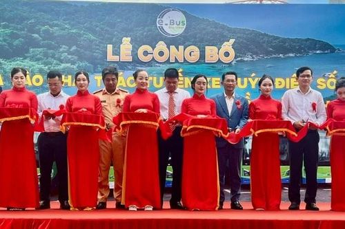 Xe buýt điện chính thức 'lăn bánh' ở Côn Đảo