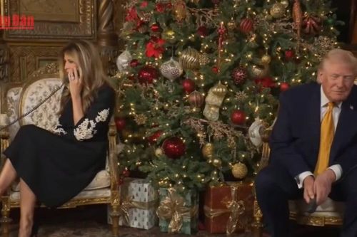 Tổng thống Mỹ D. Trump và phu nhân 'theo dõi Ông già Noel' cùng trẻ em