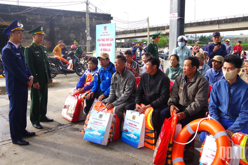 Vùng Cảnh sát biển 2 đẩy mạnh tuyên truyền chống IUU cho ngư dân Quảng Trị