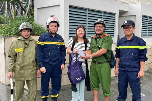 Công an lật nắp cống tìm điện thoại cho du khách