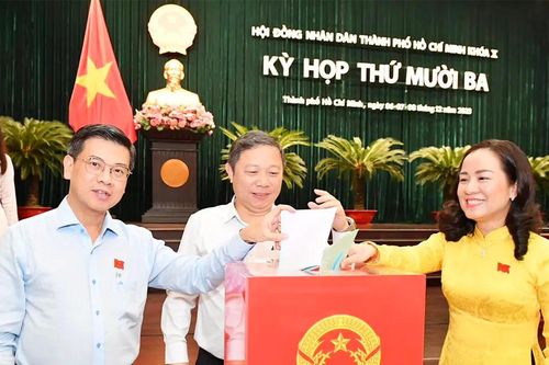 Đội ngũ cán bộ - Yếu tố quyết định chất lượng quản trị quốc gia - Bài 3: Người đứng đầu và thước đo niềm tin