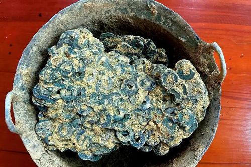Đi rà phế liệu, người dân phát hiện số lượng lớn tiền cổ