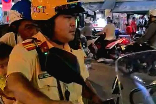 CSGT TPHCM dùng xe đặc chủng đưa bé gái đi cấp cứu kịp thời