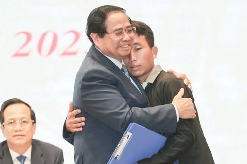Hành trình đến Đại hội Thi đua yêu nước của Trưởng bản Mùa A Thi