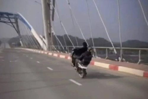 Tịch thu phương tiện của thanh niên 'bốc đầu' xe máy, không bằng lái