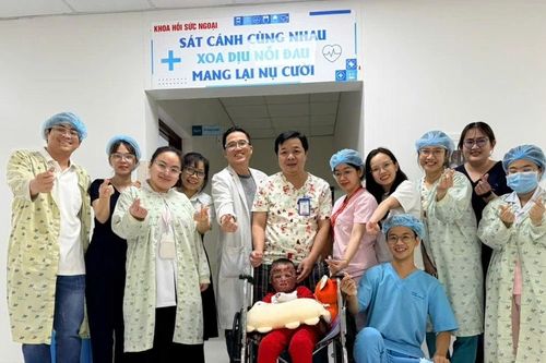 Nghị lực phi thường của cậu bé 5 tuổi bị cha đốt xăng phỏng đến 80%