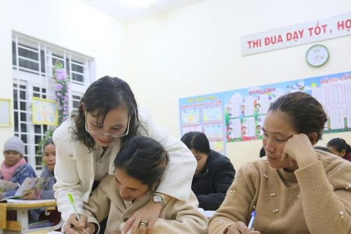 Dạy xóa mù chữ ở vùng cao Quảng Trị: Nữ nhà giáo góp sức đẩy lùi 'giặc dốt'