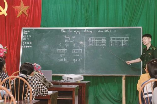 Những lớp học xóa mù chữ nơi biên cương Tổ quốc