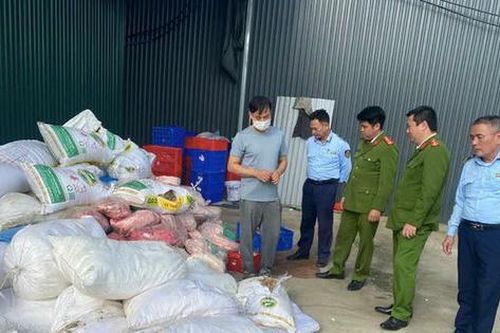 Phát hiện, xử lý hơn 2 tấn thực phẩm không hóa đơn, không bảo đảm an toàn