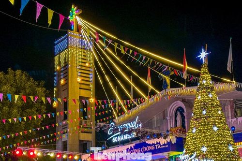 Nhà thờ Đà Nẵng đông nghịt người trong đêm mừng Chúa Giáng sinh