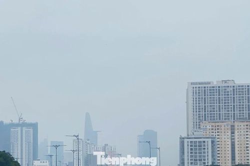Trời TPHCM mịt mù, sắp có mưa diện rộng