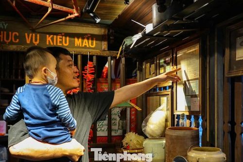 Check-in mô hình toa tàu xưa độc đáo giữa lòng Hà Nội