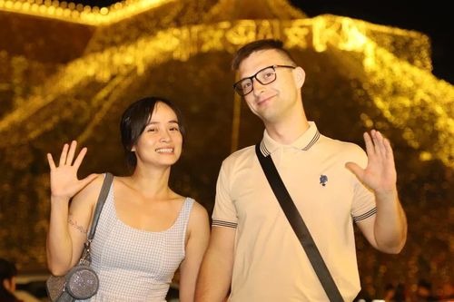 Giới trẻ TPHCM xuyên đêm vui chơi Giáng sinh