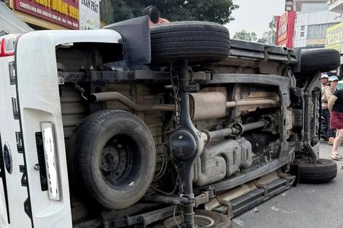 Ô tô lật ngang trong khu cư dân ở TPHCM sau va chạm