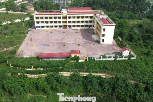 Xót xa hai ngôi trường khang trang bỏ hoang nhiều năm ở Hà Nội