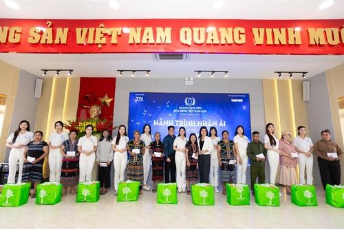 Thí sinh Hoa hậu Sinh viên Hòa bình Việt Nam trao hơn 300 phần quà cho hộ nghèo tại Đà Nẵng