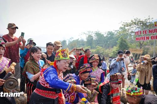 Hình ảnh đặc sắc Tết té nước của đồng bào dân tộc Lào ở Điện Biên