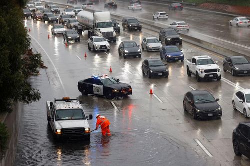 Video mưa lớn kỷ lục gây lũ lụt nghiêm trọng tại Los Angeles