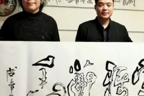 Xuất thân nông thôn, bị cười nhạo vì học thư pháp, giờ kiếm tiền tỉ/năm
