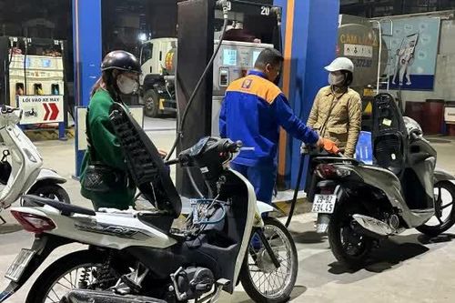 Xăng giảm giá mạnh