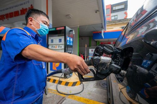 Giá xăng dầu hôm nay 25/12: Trong nước giảm rất mạnh