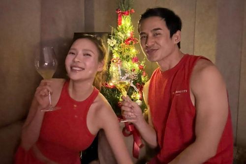 Vợ chồng Thúy Diễm diện đồ đôi, khoe loạt khoảnh khắc 'tình bể bình' dịp Giáng sinh