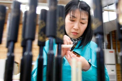 Nhà sản xuất bút lớn nhất Nhật Bản lần đầu tăng giá sau 40 năm