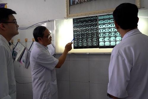Lấy thành công 2 răng giả trong phổi bệnh nhân hơn 20 năm