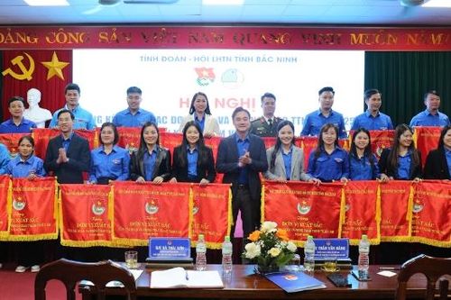 Khen thưởng các tập thể, cá nhân có thành tích xuất sắc trong công tác Đoàn và phong trào thanh thiếu nhi