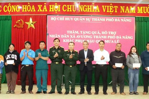 Tặng quà 80 hộ dân bị thiệt hại do mưa lũ ở xã Avương và Tây Giang