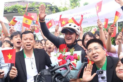 Vận động viên xe đạp Marino kết thúc hành trình 20.000km tại xã Gò Nổi, thành phố Đà Nẵng