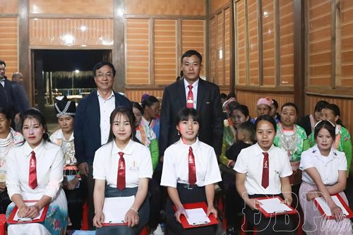 Lãnh đạo xã Nà Tấu chúc mừng Giáng sinh đồng bào có đạo