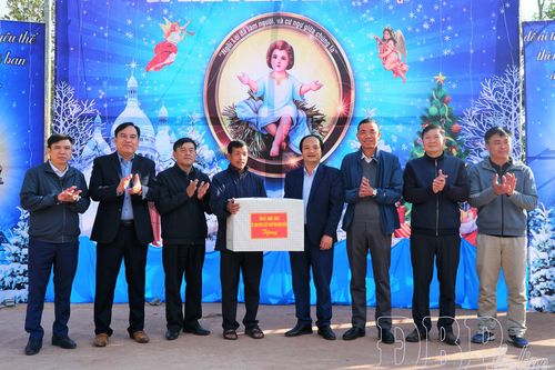 Đoàn công tác tỉnh thăm, chúc mừng Giáng sinh tại xã Quảng Lâm